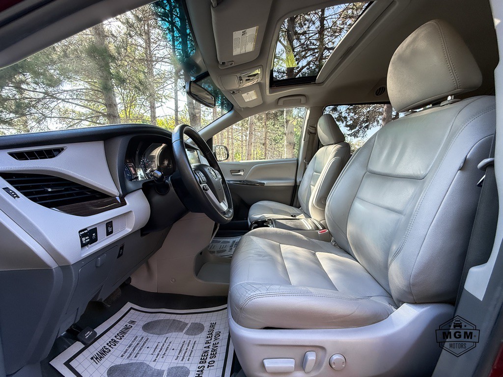 2017 Toyota Sienna Image 10