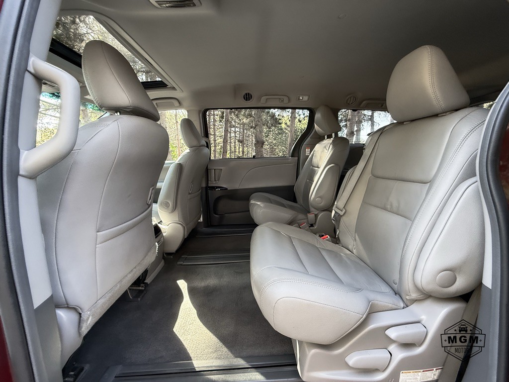 2017 Toyota Sienna Image 11