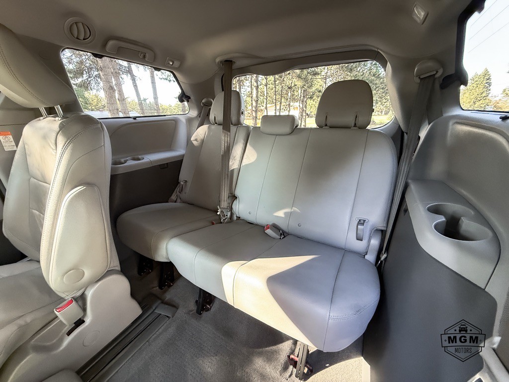 2017 Toyota Sienna Image 12