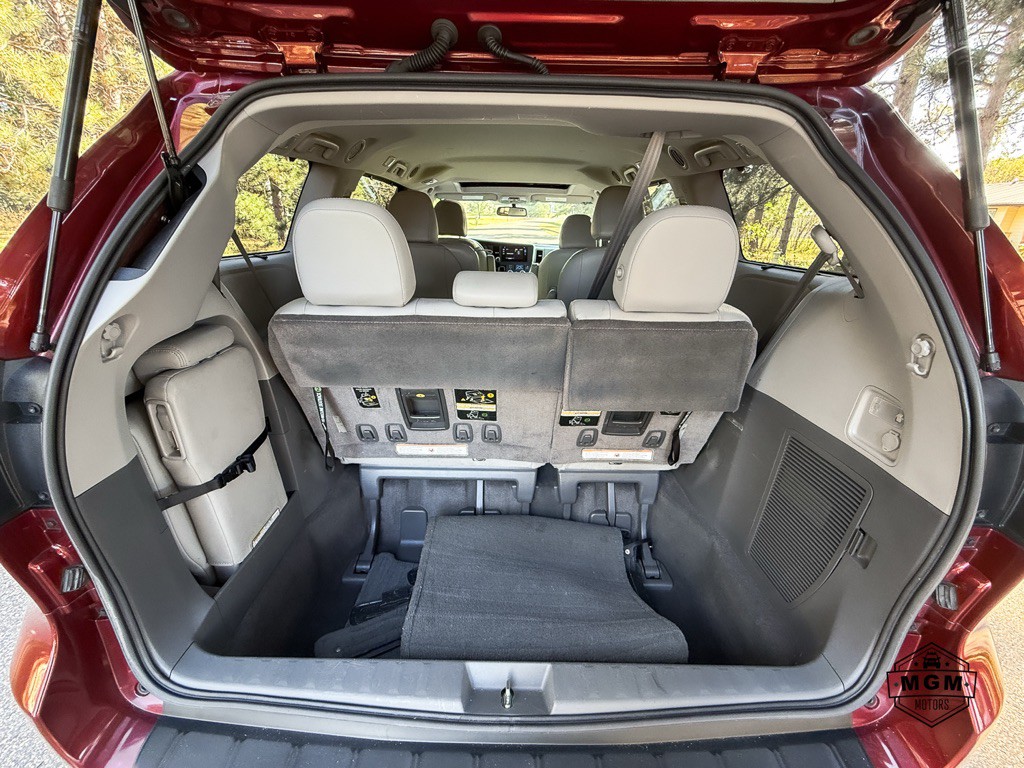2017 Toyota Sienna Image 13