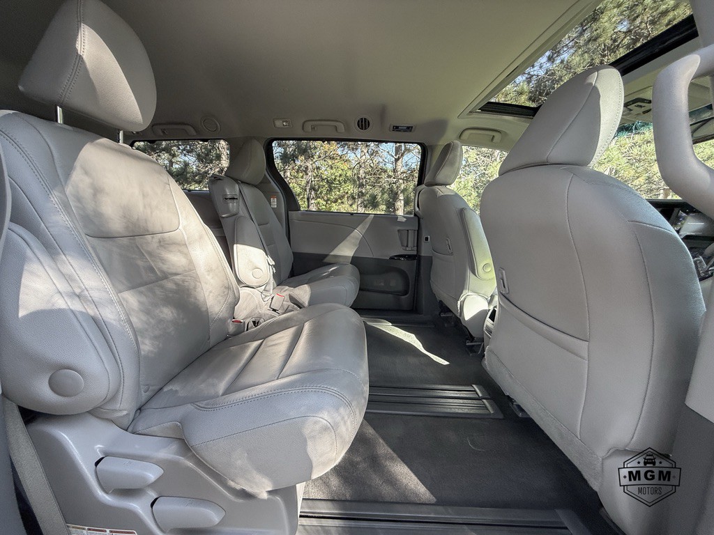 2017 Toyota Sienna Image 14