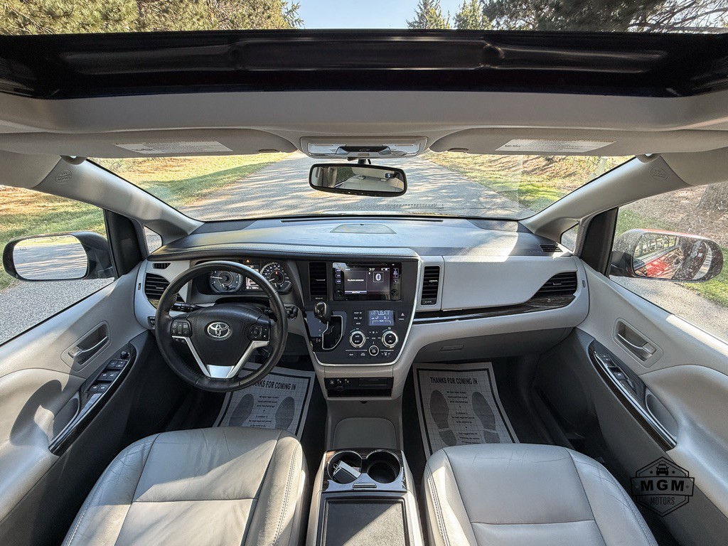 2017 Toyota Sienna Image 15