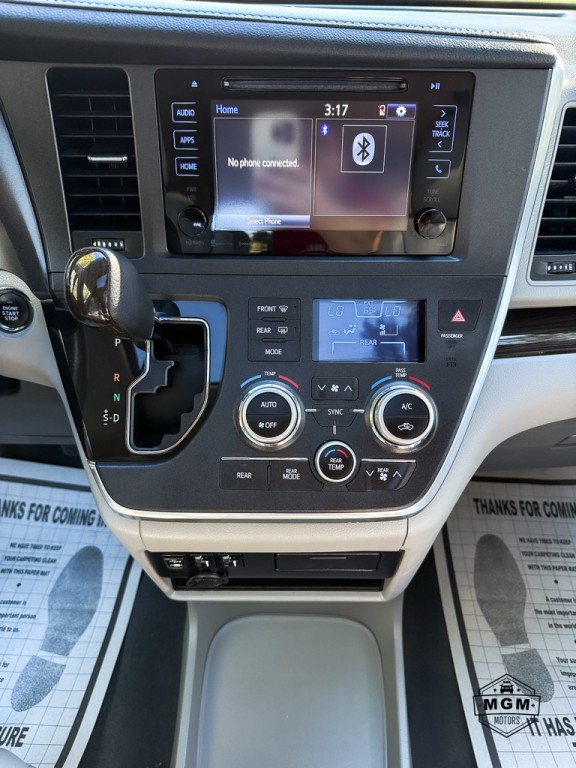 2017 Toyota Sienna Image 16