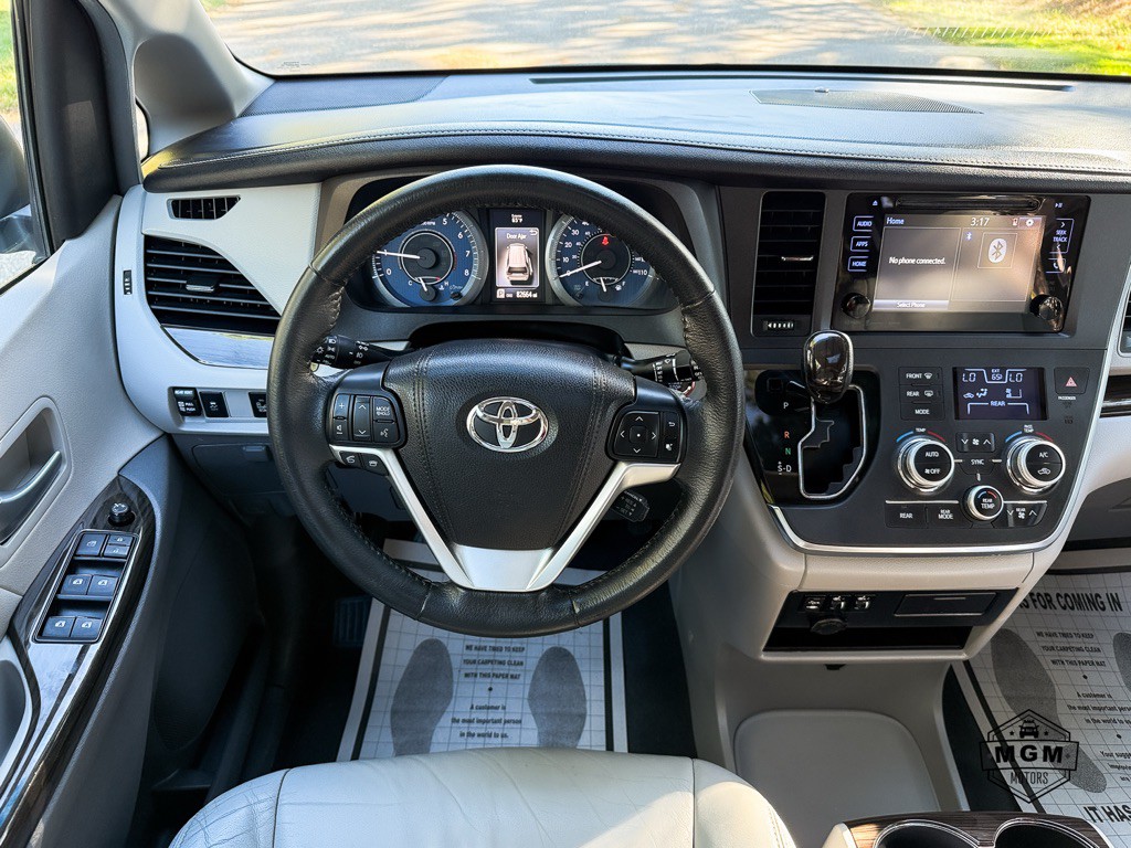 2017 Toyota Sienna Image 17