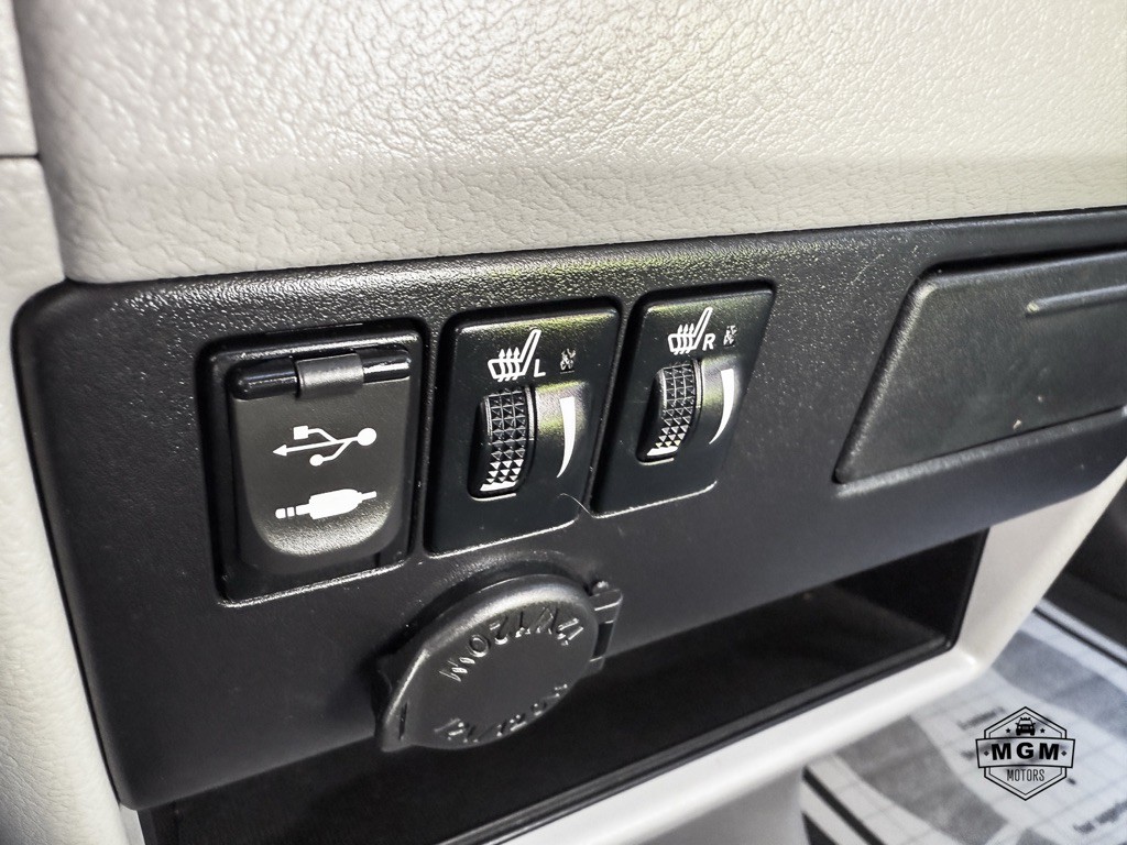 2017 Toyota Sienna Image 19