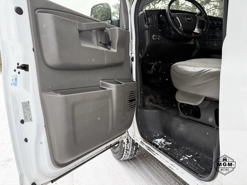 2017 Chevrolet Express Image 9