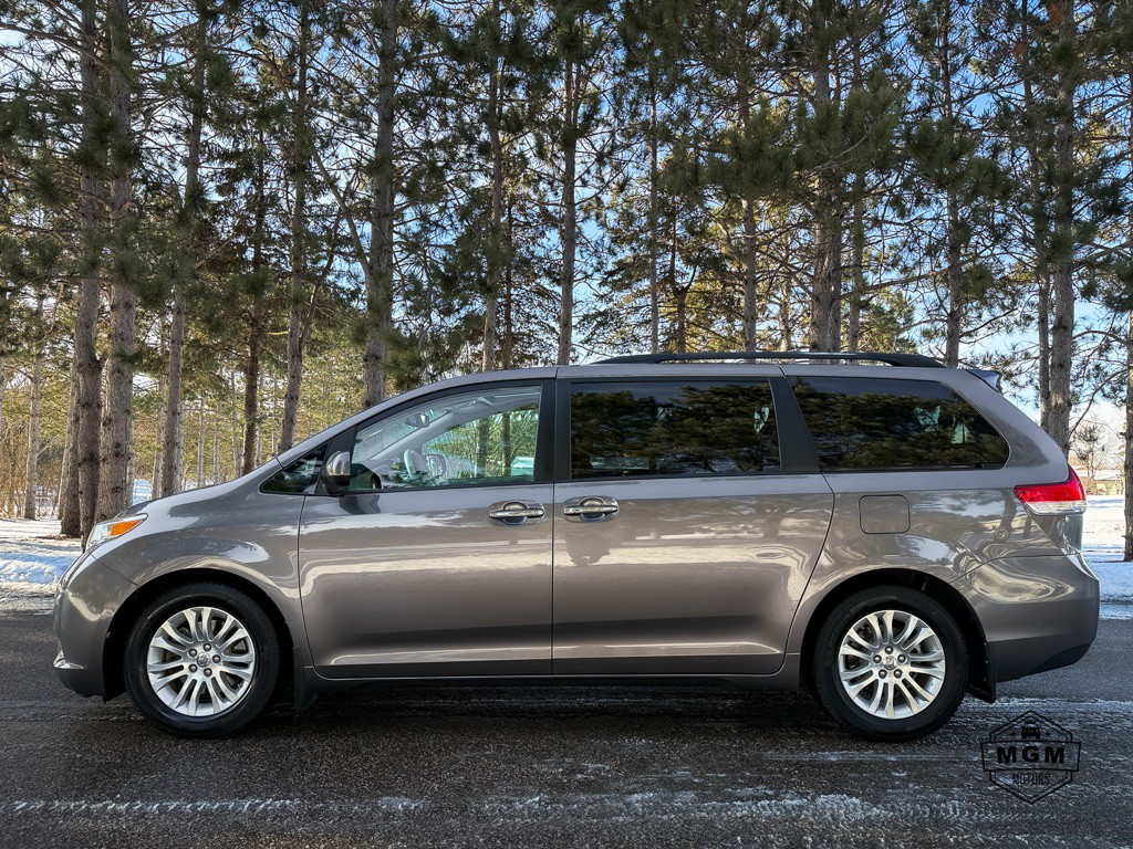 2012 Toyota Sienna Image 2