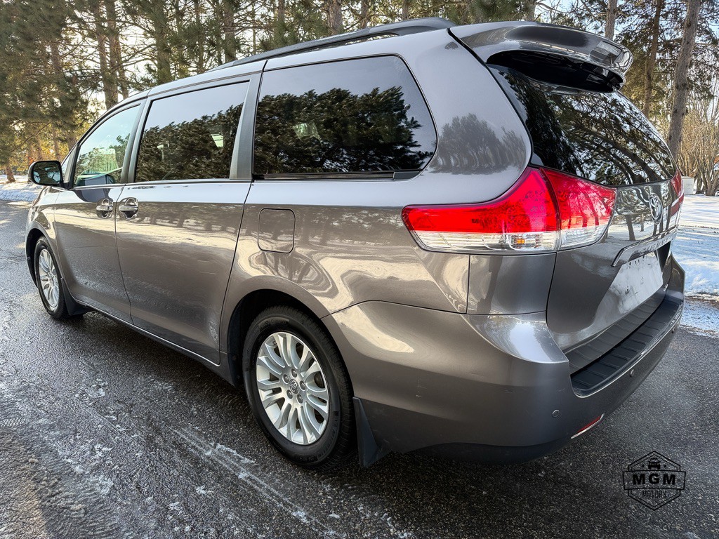 2012 Toyota Sienna Image 3
