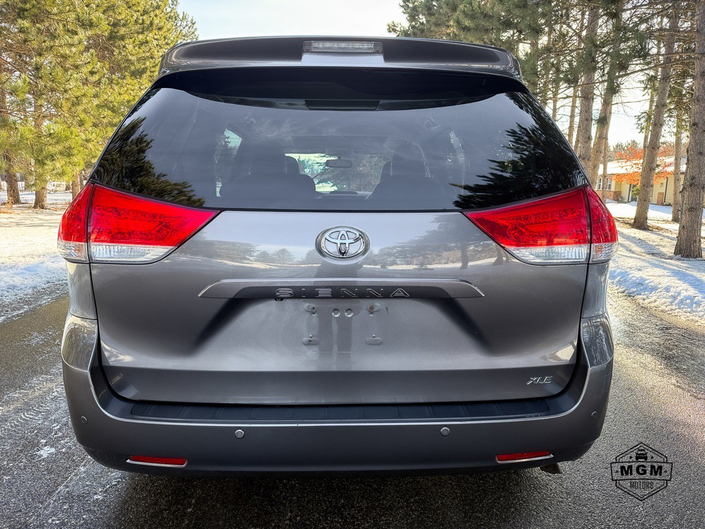 2012 Toyota Sienna Image 4