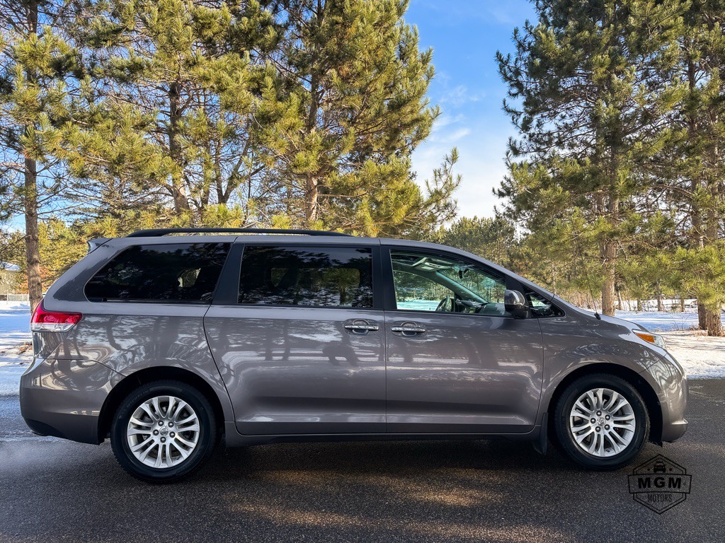 2012 Toyota Sienna Image 6
