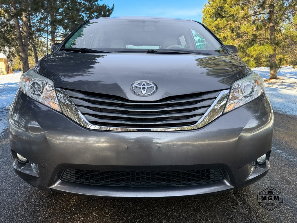 2012 Toyota Sienna Image 8