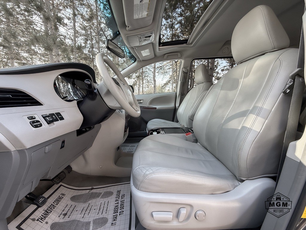 2012 Toyota Sienna Image 10