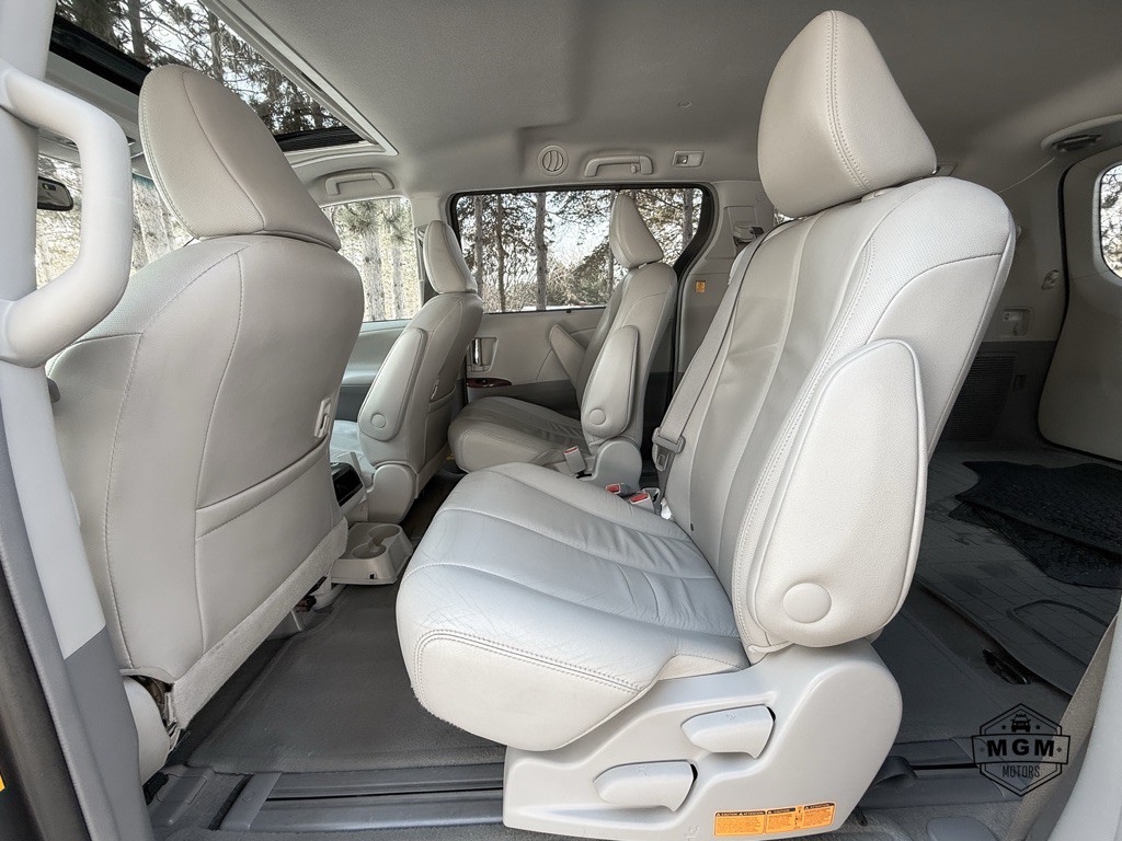 2012 Toyota Sienna Image 11