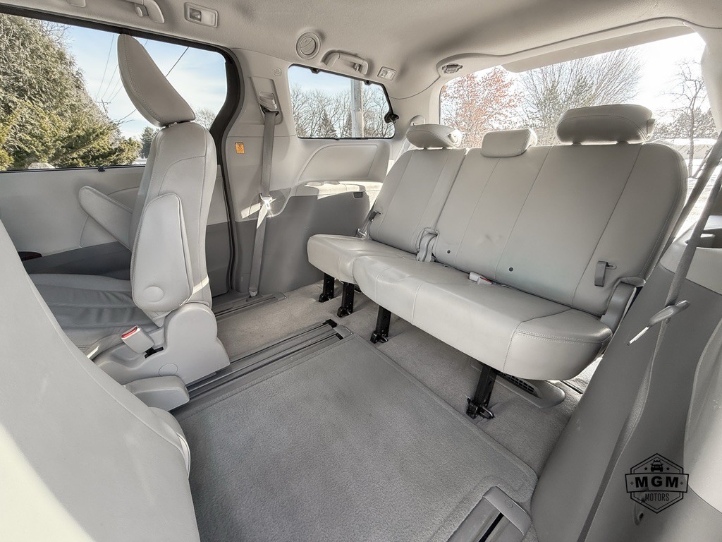 2012 Toyota Sienna Image 12
