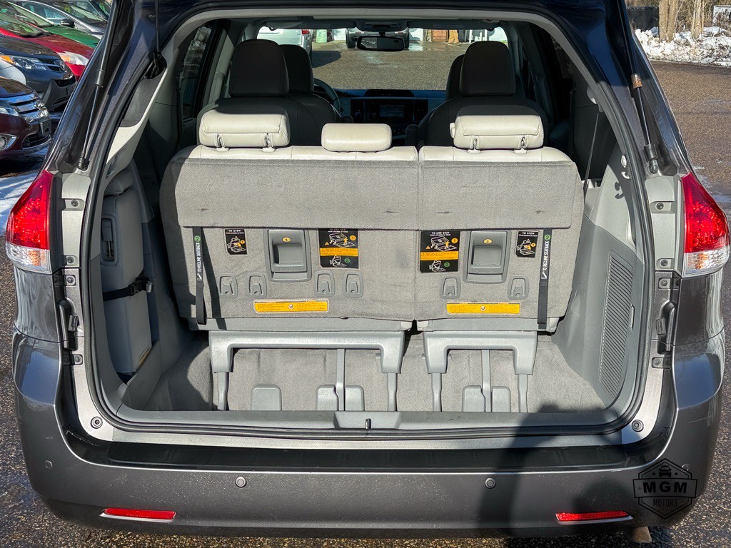 2012 Toyota Sienna Image 13