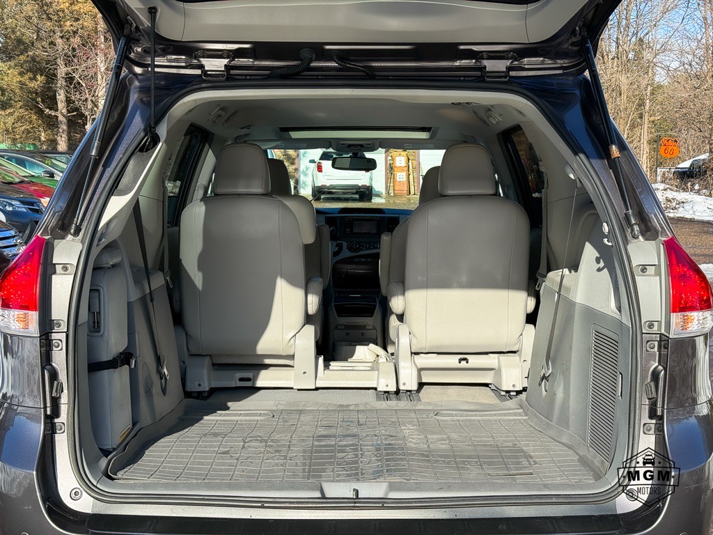 2012 Toyota Sienna Image 14