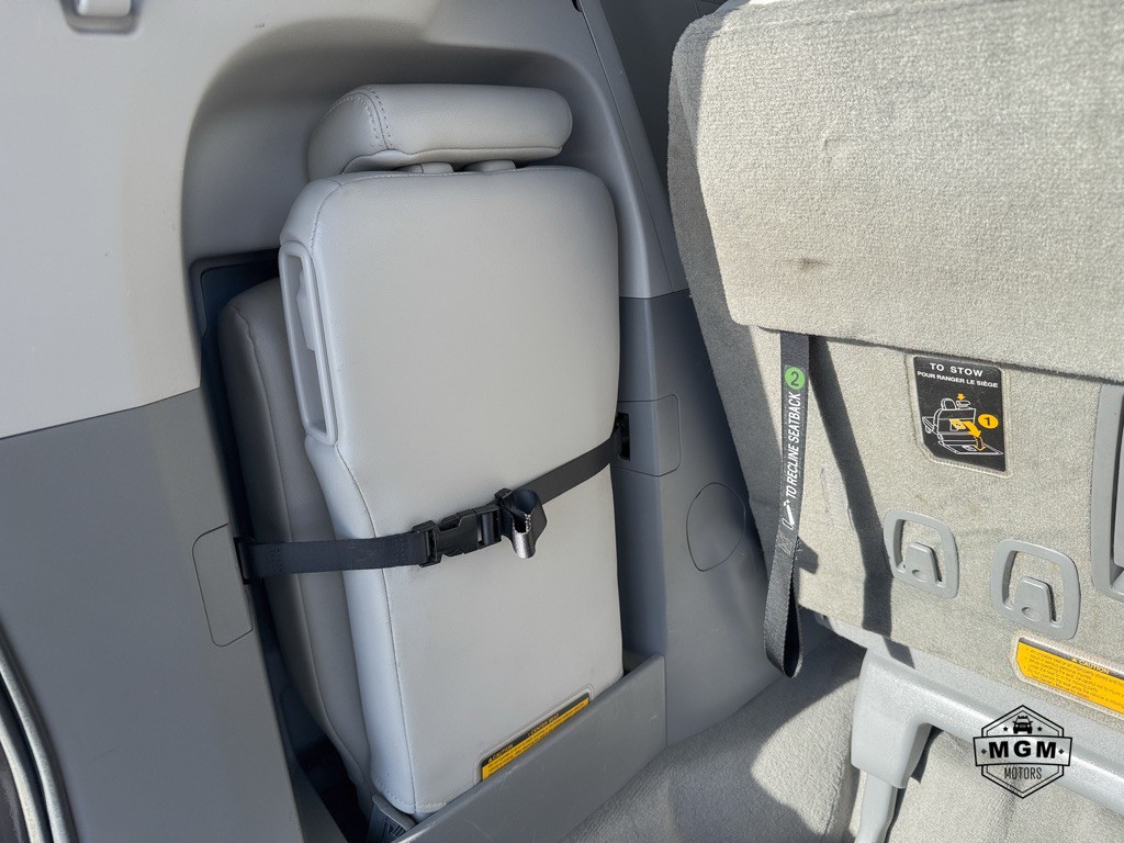 2012 Toyota Sienna Image 15