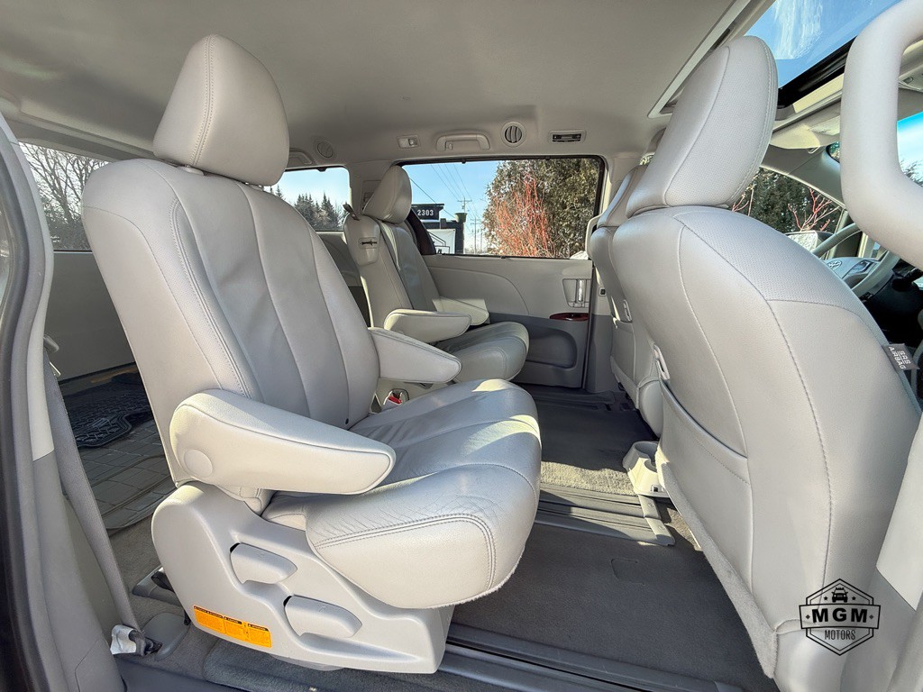 2012 Toyota Sienna Image 16
