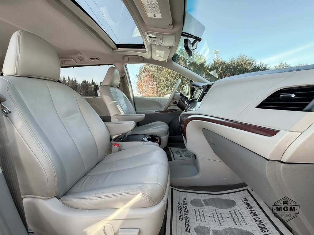 2012 Toyota Sienna Image 17