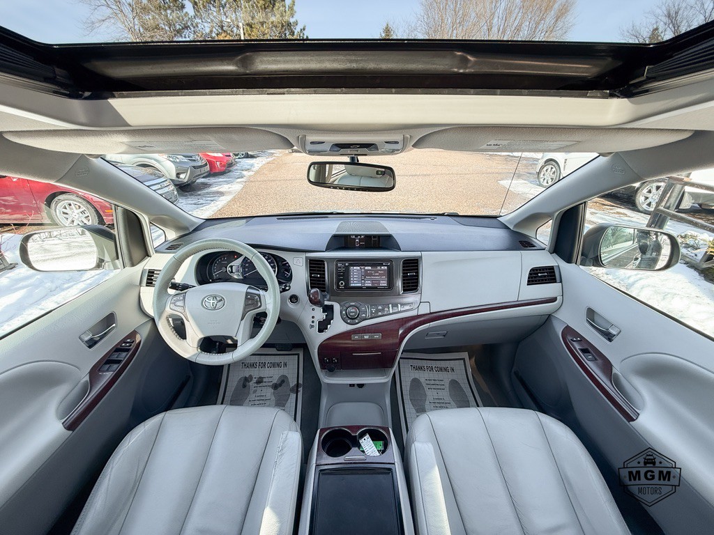2012 Toyota Sienna Image 18