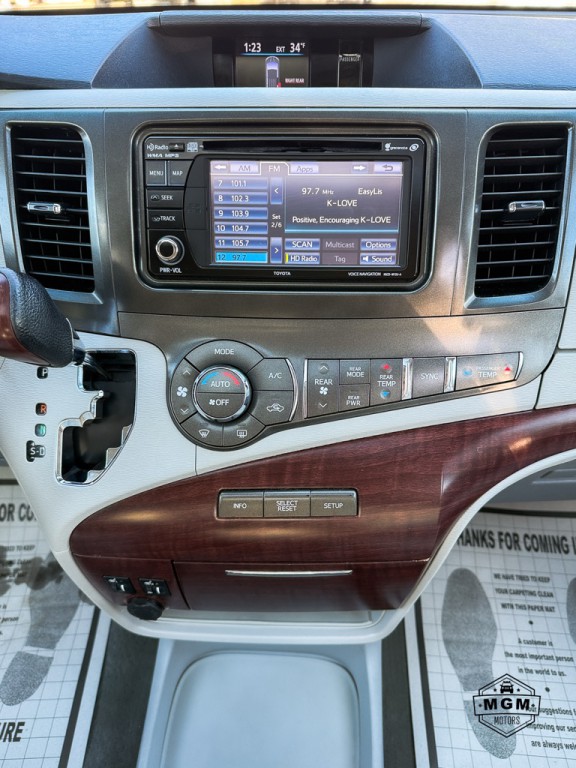 2012 Toyota Sienna Image 19