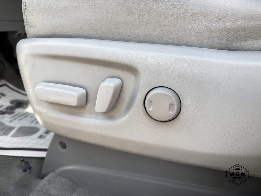 2012 Toyota Sienna Image 22