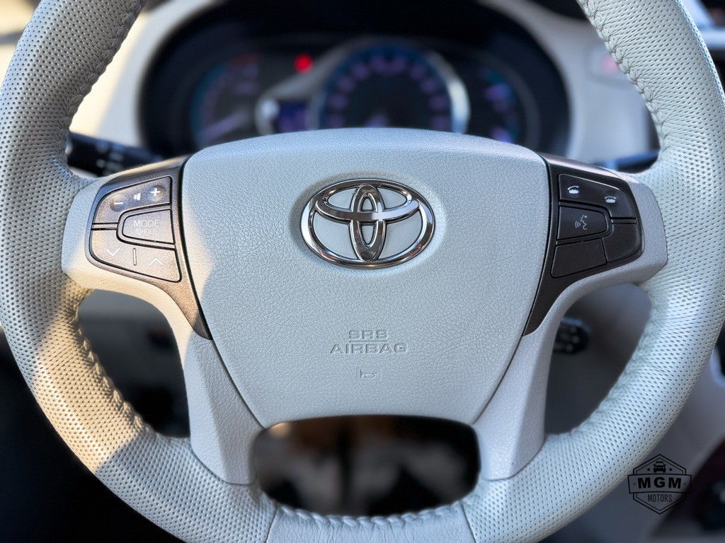 2012 Toyota Sienna Image 26
