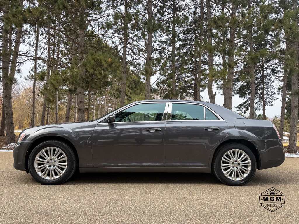 2014 Chrysler 300 Image 2