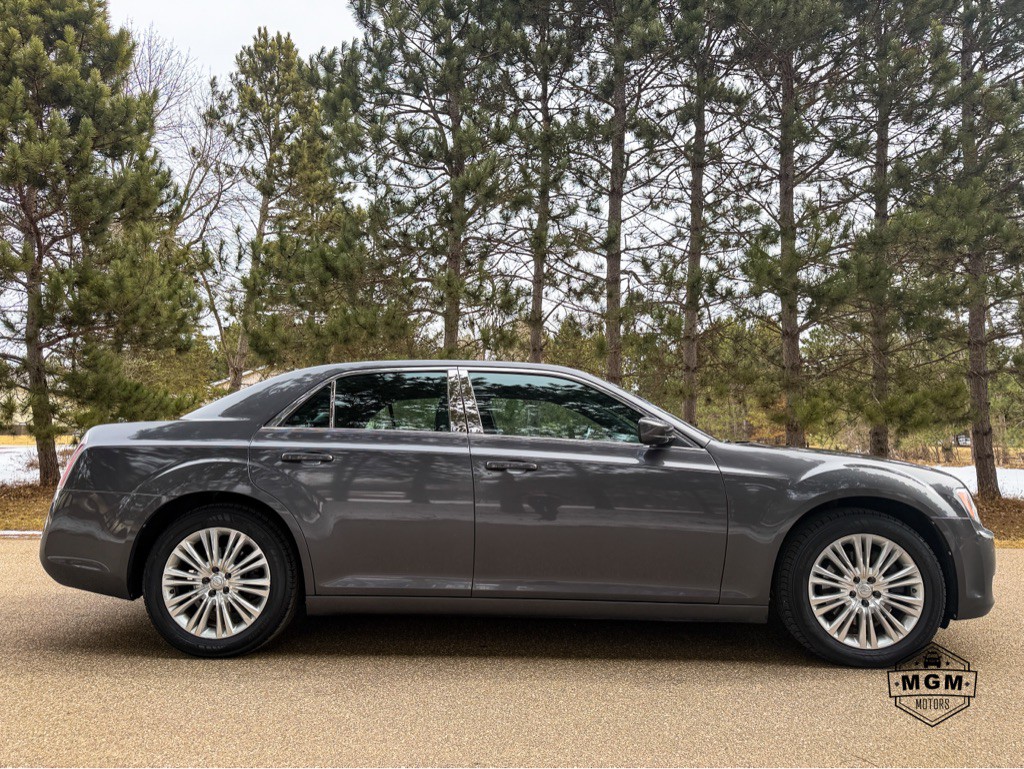 2014 Chrysler 300 Image 6