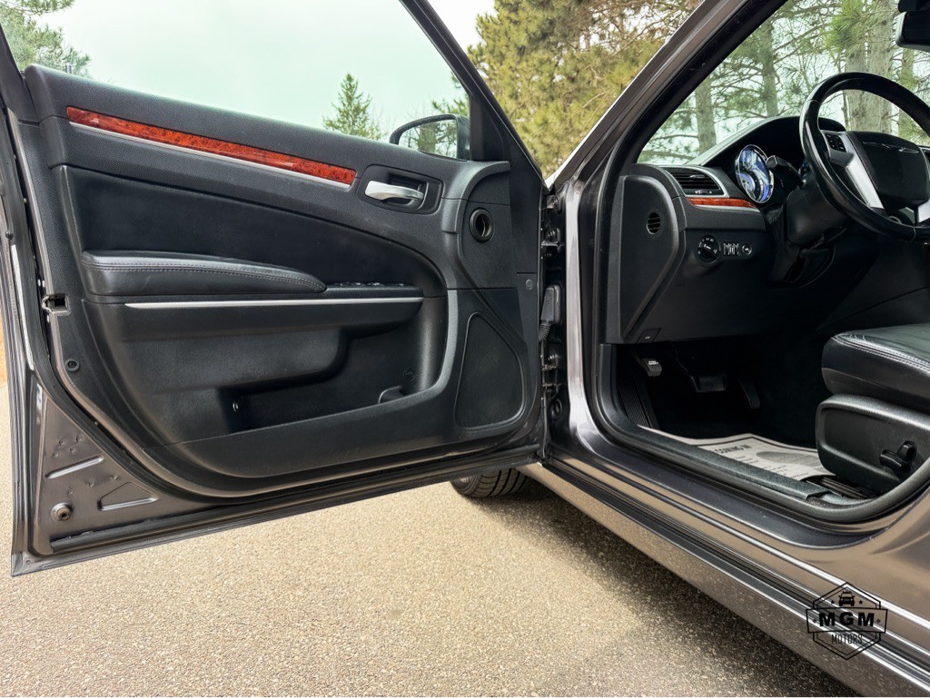 2014 Chrysler 300 Image 9