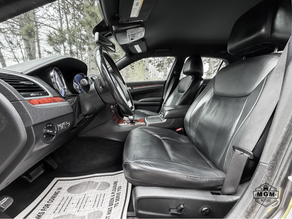 2014 Chrysler 300 Image 10