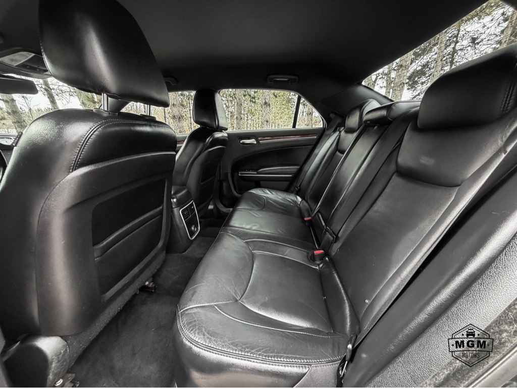 2014 Chrysler 300 Image 11