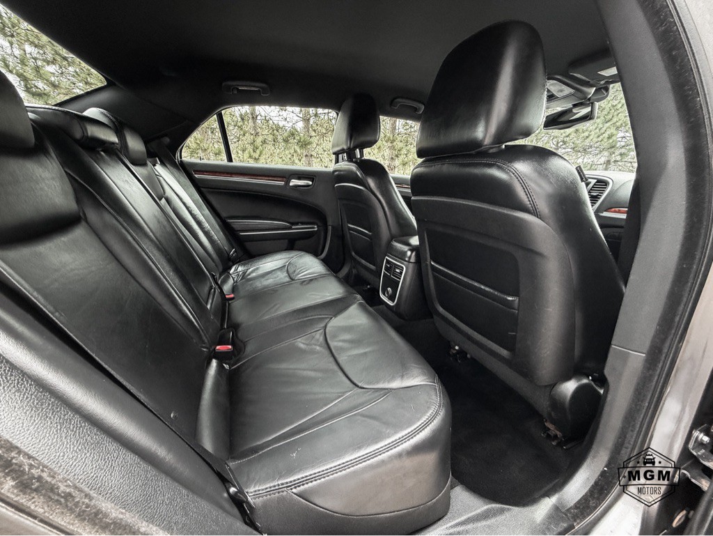 2014 Chrysler 300 Image 12