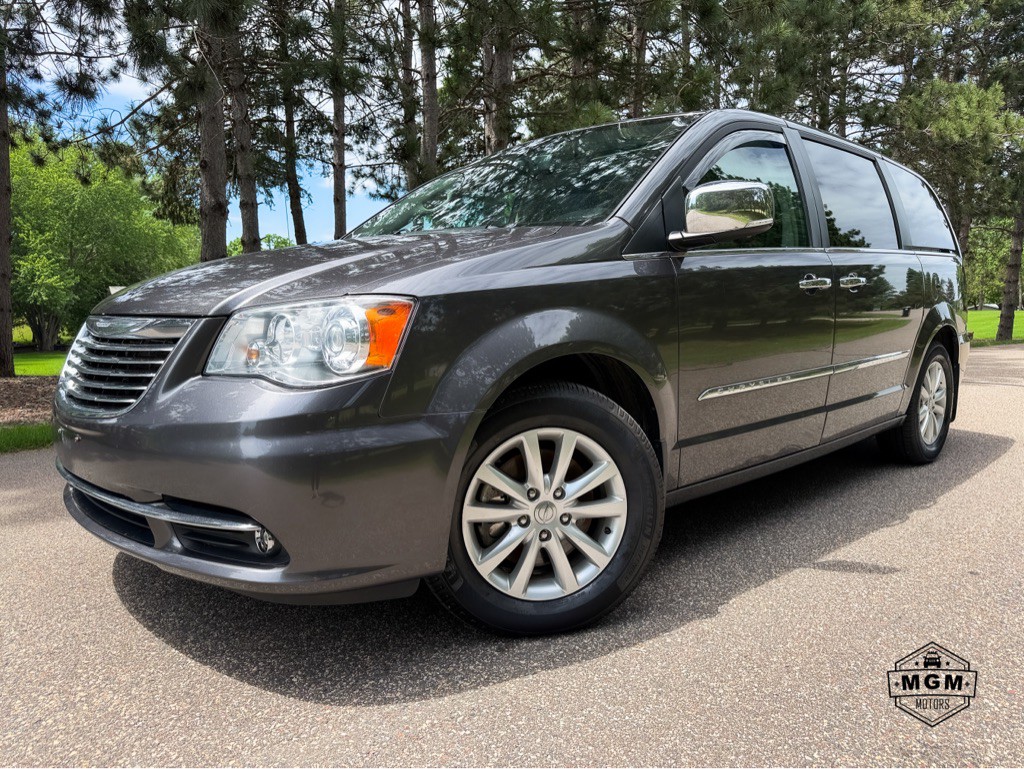 2016 Chrysler Town & Country Image 1