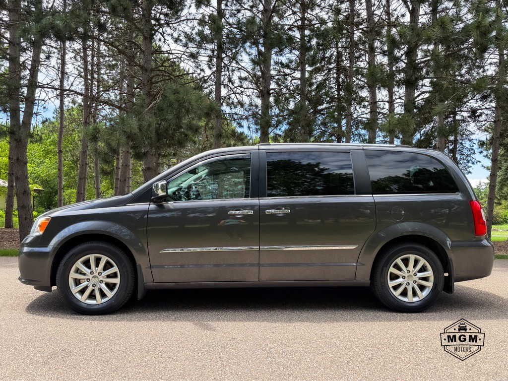 2016 Chrysler Town & Country Image 2