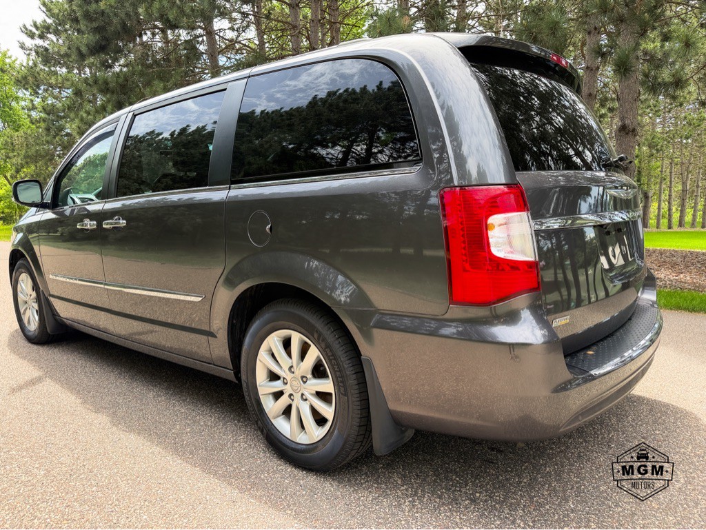 2016 Chrysler Town & Country Image 3