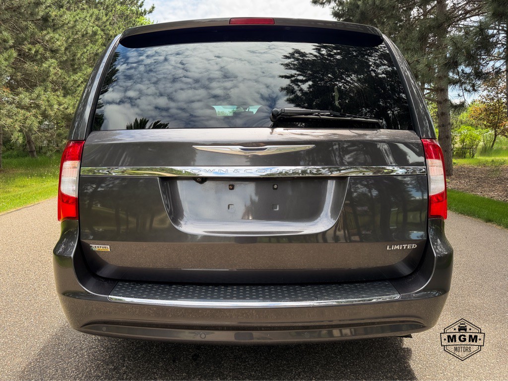 2016 Chrysler Town & Country Image 4