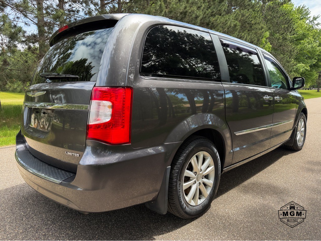 2016 Chrysler Town & Country Image 5