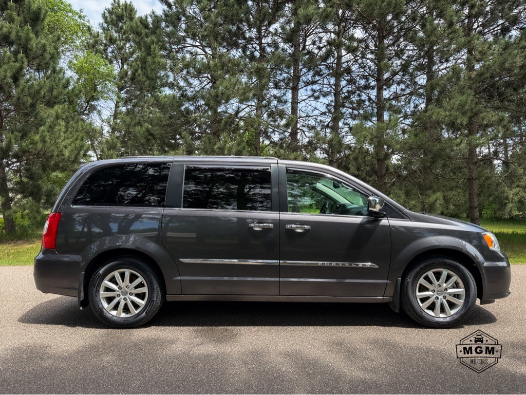2016 Chrysler Town & Country Image 6