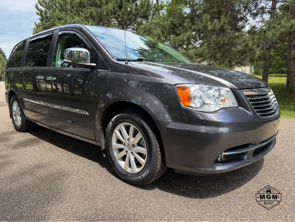 2016 Chrysler Town & Country Image 7