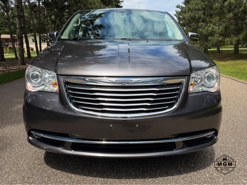2016 Chrysler Town & Country Image 8