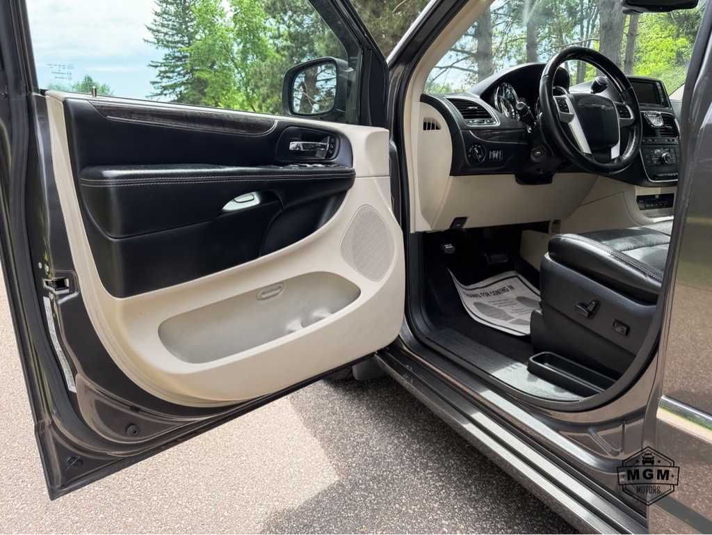 2016 Chrysler Town & Country Image 9