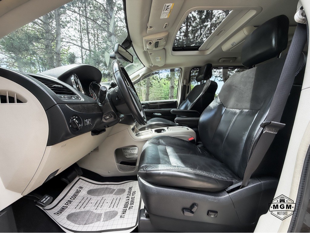 2016 Chrysler Town & Country Image 10