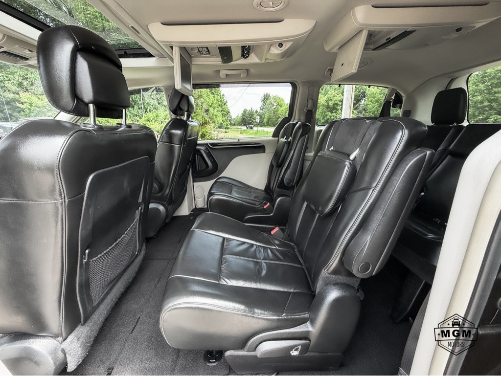 2016 Chrysler Town & Country Image 11