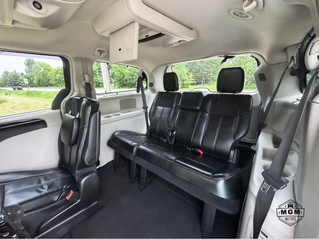 2016 Chrysler Town & Country Image 12