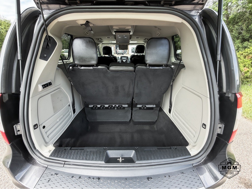 2016 Chrysler Town & Country Image 13