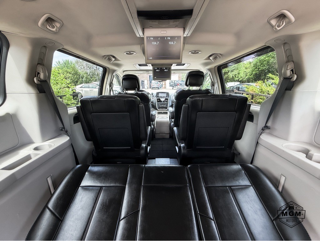 2016 Chrysler Town & Country Image 14
