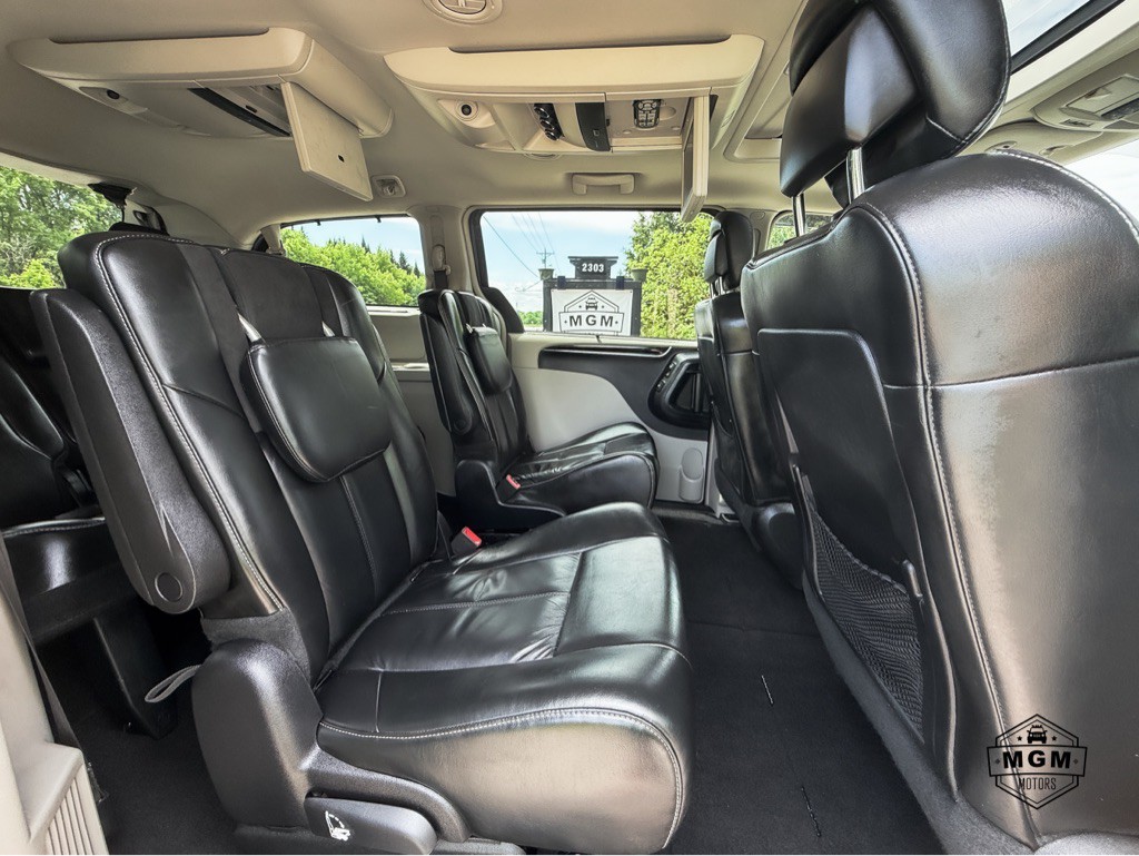 2016 Chrysler Town & Country Image 16
