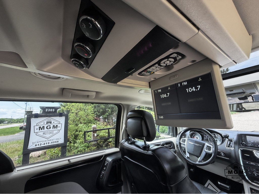 2016 Chrysler Town & Country Image 17