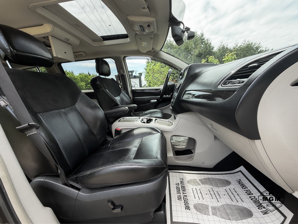 2016 Chrysler Town & Country Image 18